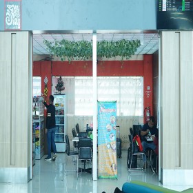 shop & dine